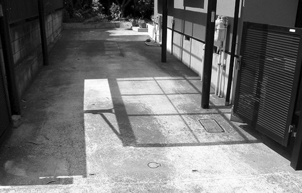 無機質な駐車場コンクリートを乱形石張りに 横浜市 世田谷 目黒 大田区の外構エクステリア ガーデン デザイン施工ショップ Platz