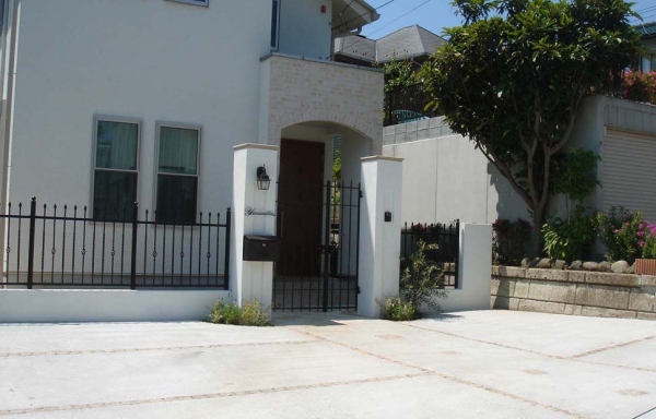 ユーフォス門扉が映えるクローズ外構 横浜市 世田谷 目黒 大田区の外構エクステリア ガーデン デザイン施工ショップ Platz