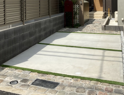 旗竿地の駐車場をアンティーク石材と人工芝でデザイン＠目黒区